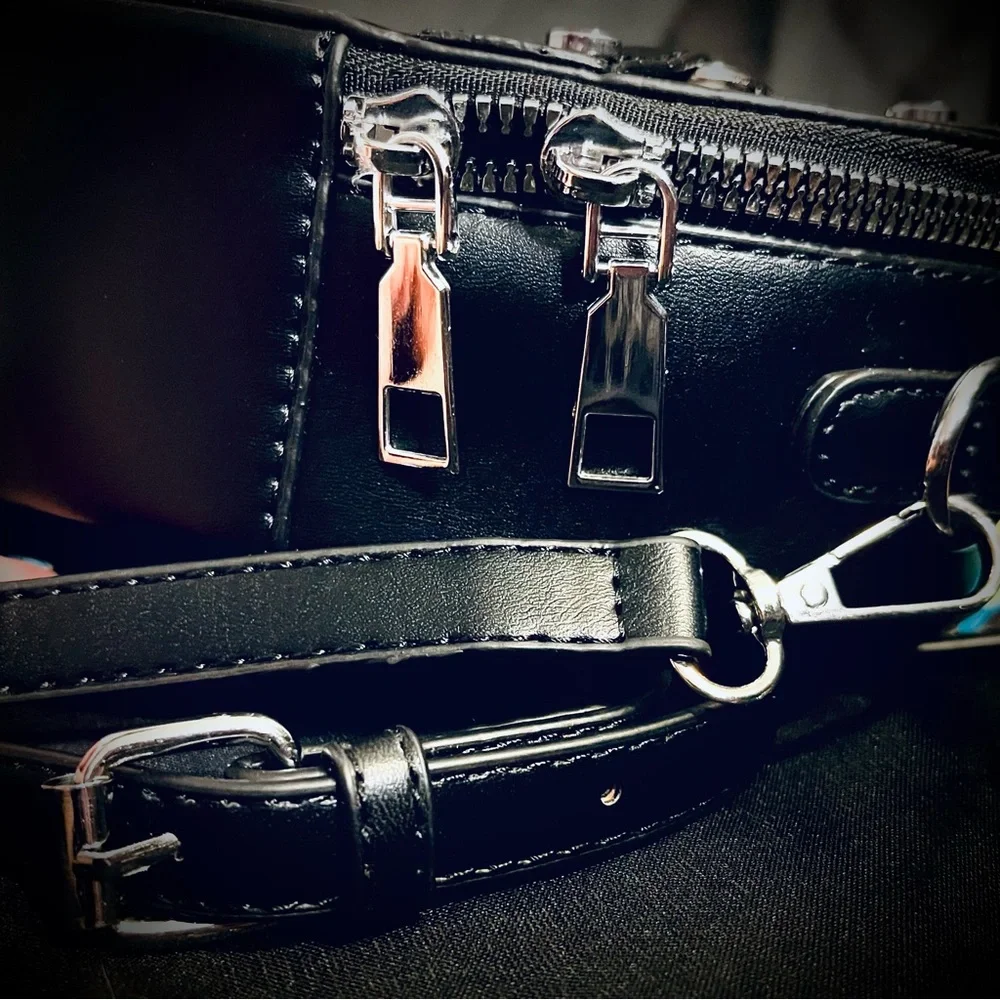 Betsey Johnson Black Heart Bag Charm w Black & Silver Unbranded Rock Crossbody - Picture 12 of 15